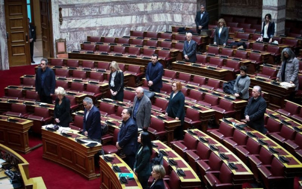 Θάνατος Ν. Σαντορινιού: Αναστέλλονται οι κομματικές δραστηριότητες στον ΣΥΡΙΖΑ - Ενός λεπτού σιγή στη Βουλή