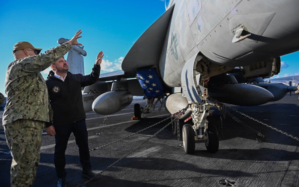 Στο αεροπλανοφόρο «George H.W. Bush» ξεναγήθηκε ο Ν. Χαρδαλιάς (φωτ.)