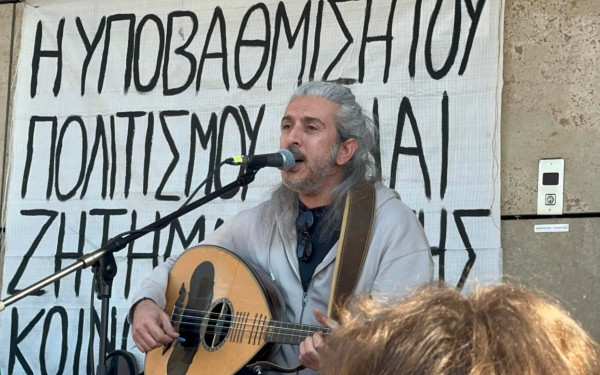 Χαρούλης και Nomik τραγουδούν στο υπό κατάληψη Βασιλικό Θεάτρο (βίντεο, φωτ.)