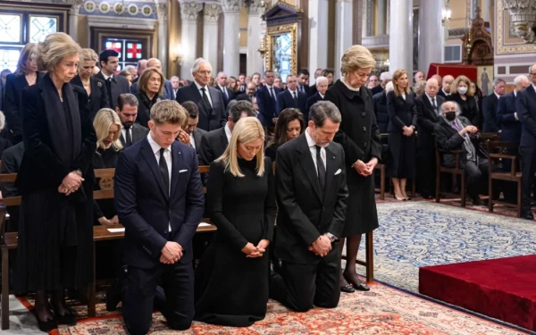 Συγκίνηση στο μνημόσυνο του τέως βασιλιά Κωνσταντίνου: Γονάτισαν τα παιδιά του στη Μητρόπολη (Φωτό)