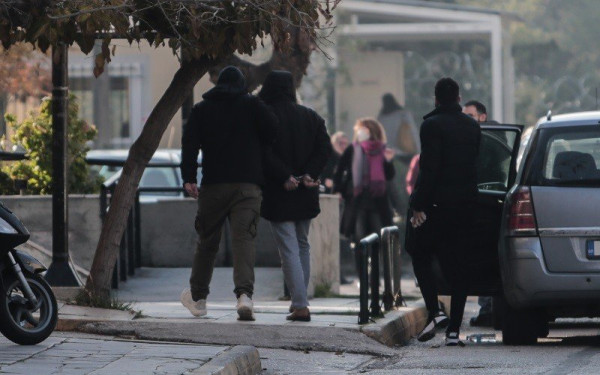 Βιασμός στον Κολωνό: Στον ανακριτή για απολογία δύο ακόμα άτομα που κατονόμασε η 12χρονη (βίντεο)