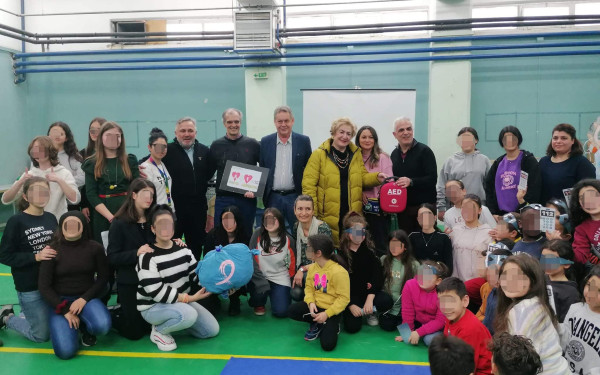 Ο Δήμος Κορδελιού Ευόσμου αυξάνει τους απινιδωτές στα σχολεία