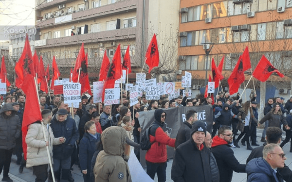 Φοιτητές διαδήλωσαν στο Κόσοβο κατά της Ένωσης Σερβικών Δήμων