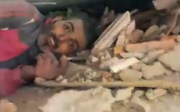 Σεισμός στην Τουρκία: Πέθανε στο ασθενοφόρο το 13χρονο παιδί - Συγκλονιστικό βίντεο με τη διάσωση 49χρονου