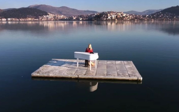 Εκπληκτικό θέαμα: Η «ιπτάμενη» πιανίστα παίζει πιάνο στη μέση της λίμνης της Καστοριάς (βίντεο, φωτ.)