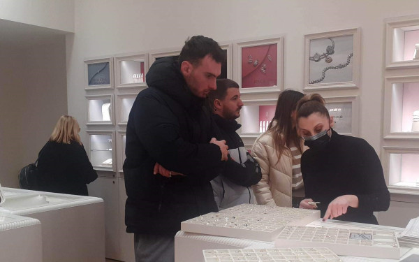 Θεσσαλονίκη: Ο Άγιος Βαλεντίνος τη γιορτή, οι κοσμηματοπώλες το... ταμείο - «Πήραν φωτιά» τα... μονόπετρα