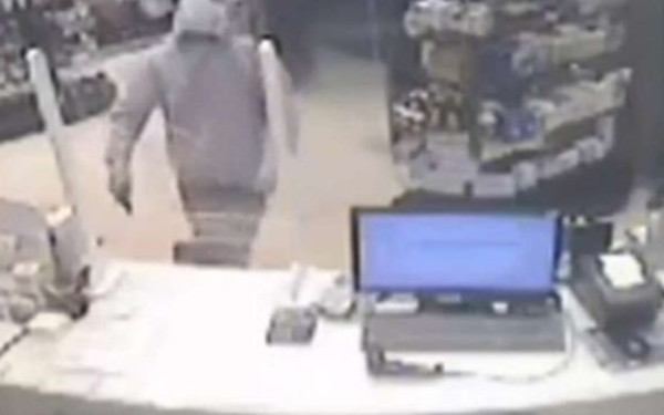 Θεσσαλονίκη: Βίντεο ντοκουμέντο από τη ληστεία σε φαρμακείο στην Ανάληψη - Καρέ καρέ οι κινήσεις του ληστή