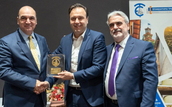 Βράβευση του προέδρου της ΚΕΕΕ και του ΕΒΕΘ κ. Γιάννη Μασούτη