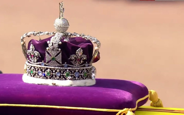 Με το στέμμα της Βασίλισσας Μαίρη, η Καμίλα, στην τελετή στέψης του Καρόλου