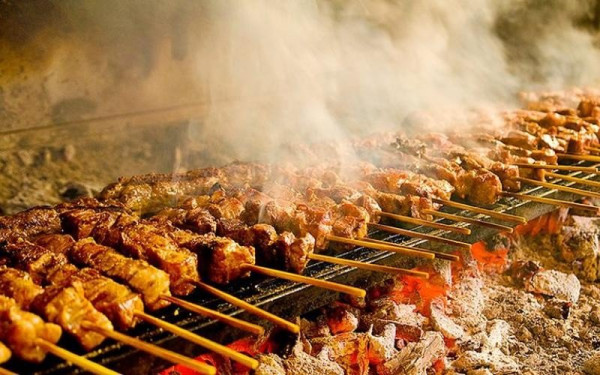 Οδηγός τσικνίσματος: Όλη η Θεσσαλονίκη... μια υπαίθρια ψησταριά - Πάρτι, στέκια, εκδηλώσεις σε όλους τους δήμους