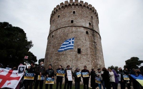 Ανθρώπινες αντιπολεμικές «αλυσίδες» γύρω από το Λευκό Πύργο ενάντια στην εισβολή στην Ουκρανία