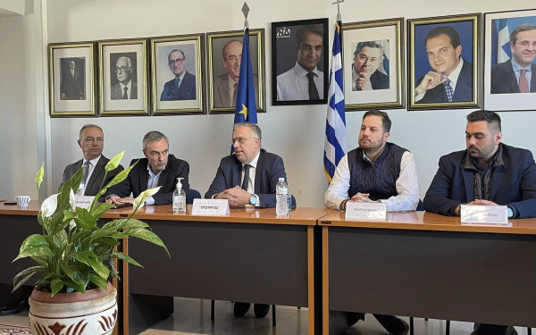 Σύσκεψη στη γαλάζια Διοικούσα με τον υπουργό Προστασίας του Πολίτη