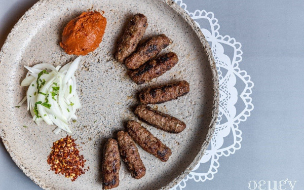 «Σεμέν» στη Θέρμη: Το γαστρονομικό σμίξιμο της λαϊκής τέχνης με την πολυτέλεια, σε ένα τραπέζι