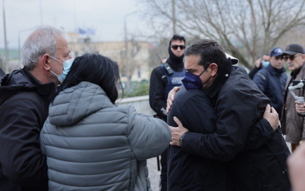 Λάρισα: Με συγγενείς θυμάτων ο Αλέξης Τσίπρας - Έδωσε αίμα για τους τραυματίες (βίντεο, φωτ.)