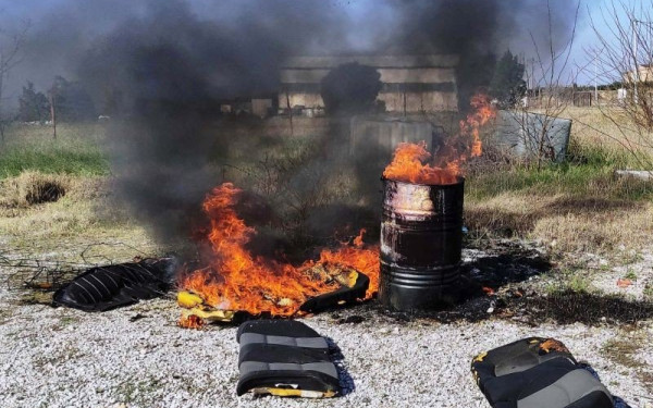 Γέφυρας Θεσσαλονίκης: Έκαιγαν πλαστικά και καθίσματα αυτοκινήτων - Συνελήφθησαν για περιβαλλοντική ρύπανση (φωτ.)