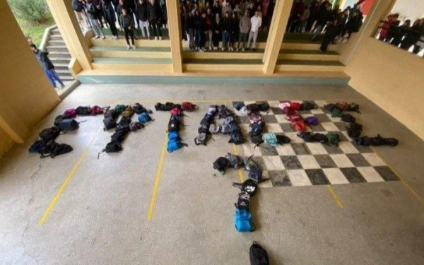 Μαθητές της Θεσσαλονίκης στέλνουν το δικό τους ηχηρό μήνυμα για τα Τέμπη (φωτ.)