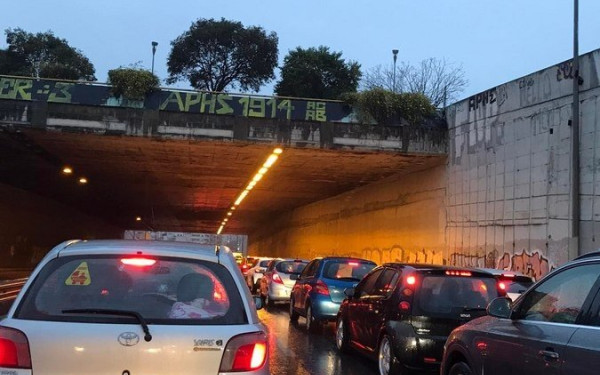 Θεσσαλονίκη: «Σημειωτόν» τα αυτοκίνητα στη γέφυρα της Βούλγαρη (φωτ.)