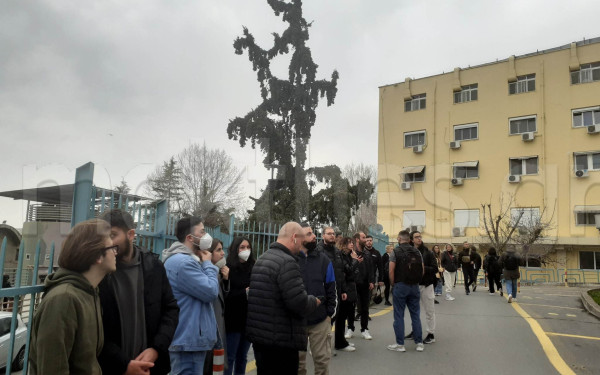 Θεσσαλονίκη: «Αλυσίδα» αλληλεγγύης για τους τραυματίες των Τεμπών - Κοσμοσυρροή στο ΑΧΕΠΑ (φωτ.)