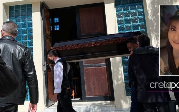 «Παιδάκι μου, παιδάκι μου» - Ανείπωτη θλίψη στην κηδεία της 50χρονης Μαίρης που χάθηκε στα Τέμπη (φωτ.)