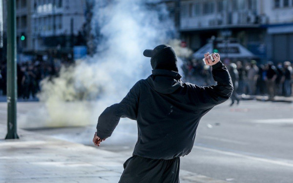 Αθήνα: Επεισόδια με μολότοφ στο Σύνταγμα - 50.000 κόσμος στην πορεία για την τραγωδία των Τεμπών (βίντεο, φωτ.)