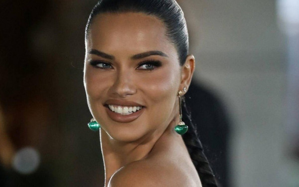 Πρέσβειρα της FIFA η εντυπωσιακή Αντριάνα Λίμα (βίντεο)