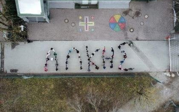 Δημοτικό σχολείο στο Μόναχο τίμησε την μνήμη του Άλκη Καμπανού (φωτ.)