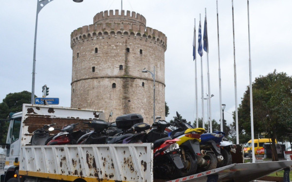 Θεσσαλονίκη: Επιχείρηση απομάκρυνσης εγκαταλειμμένων δικύκλων (φωτ.)