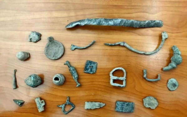 Έκρυβε στην επιχείρησή του στη Χαλκιδική αρχαία νομίσματα και αντικείμενα (φωτ.)