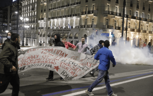 Επεισόδια έξω από τα γραφεία της Hellenic Train (βίντεο & φωτ.)