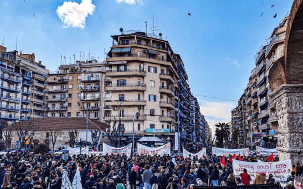 «Δεν ήταν δυστύχημα, ήταν δολοφονία» βροντοφωνάζουν πολίτες για τα Τέμπη (βίντεο & φωτ.)