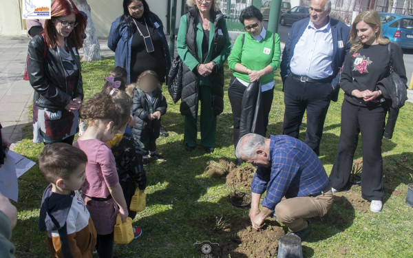 Με ανθοφύτευση τιμήθηκε η Ημέρα της Γυναίκας στο Δήμο Αμπελοκήπων-Μενεμένης (φωτ.)