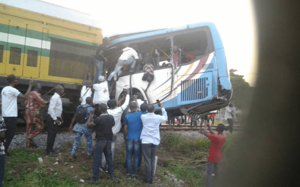 Τρένο εμβόλισε λεωφορείο στη Νιγηρία: Φρίκη με 6 νεκρούς και δεκάδες τραυματίες (βίντεο)