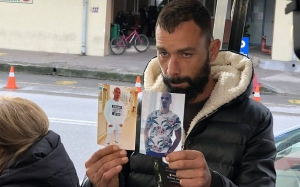 Τέμπη: Με τρεμάμενα χέρια αναζητά τον αγνοούμενο αδελφό του (βίντεο)