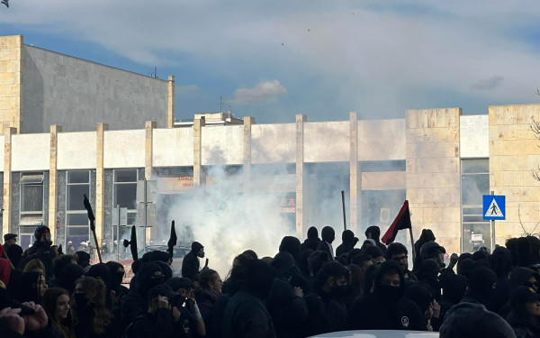 Θεσσαλονίκη: Δύο πορείες, ένα «ποτάμι οργής» για τα Τέμπη - Επεισόδια στον σταθμό των τρένων (βίντεο, φωτ.)