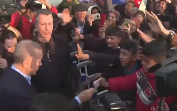 Βίντεο: Ο Ερντογάν μοιράζει μετρητά σε παιδιά σε σεισμόπληκτες περιοχές