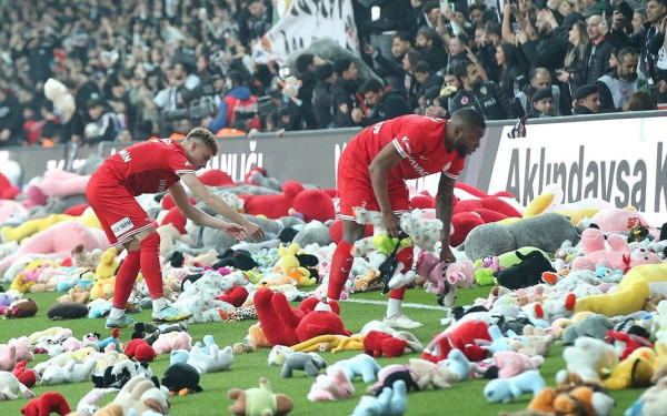 Τουρκία: «Βροχή» από κουκλάκια στον αγωνιστικό χώρο από τους οπαδούς της Μπεσίκτας για τα παιδιά των σεισμόπληκτων περιοχών (βίντεο)