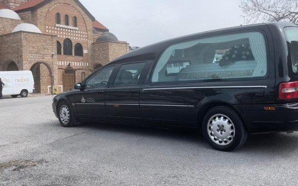 Τραγωδία στα Τέμπη: Αβάσταχτος πόνος στην κηδεία της 20χρονης Φραντζέσκας Μπέζα στη Θεσσαλονίκη