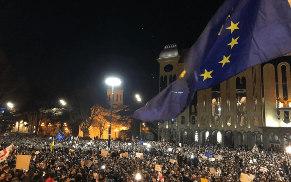 Γεωργία: Με δακρυγόνα και νερό «έπνιξαν» τους διαδηλωτές οι κατασταλτικές δυνάμεις (βίντεο)