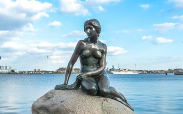 Δανία: Βανδάλισαν την μικρή γοργόνα της Κοπεγχάγης - Αγνωστοι ζωγράφισαν ρωσική σημαία στην βάση της