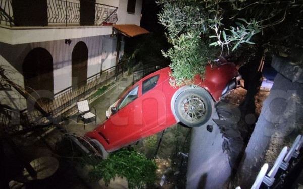Θεσσαλονίκη: Αυτοκίνητο κατέληξε σε αυλή σπιτιού στο Πανόραμα - Δείτε φωτογραφίες