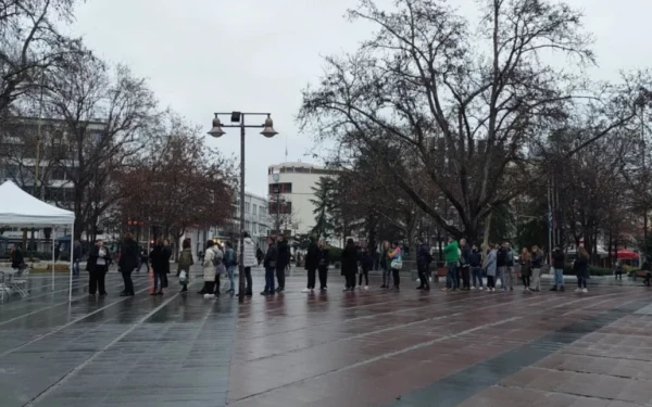 Λάρισα: Στην ουρά για να δώσουν αίμα, ακόμα και με βροχή (βίντεο)