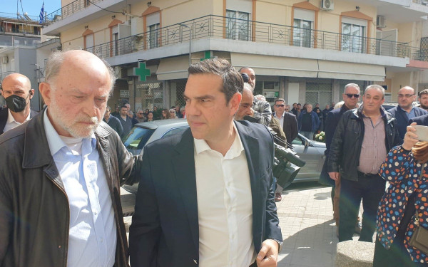 Τέμπη: Στην πολιτική κηδεία του Βάιου Βλάχου στην Καρδίτσα ο Αλέξης Τσίπρας (φωτ.)