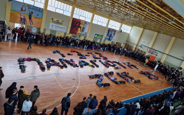 Θεσσαλονίκη: Θρήνος στο σχολείο του 15χρονου που σκοτώθηκε στο πολύνεκρο δυστύχημα των Τεμπών (φωτ.)