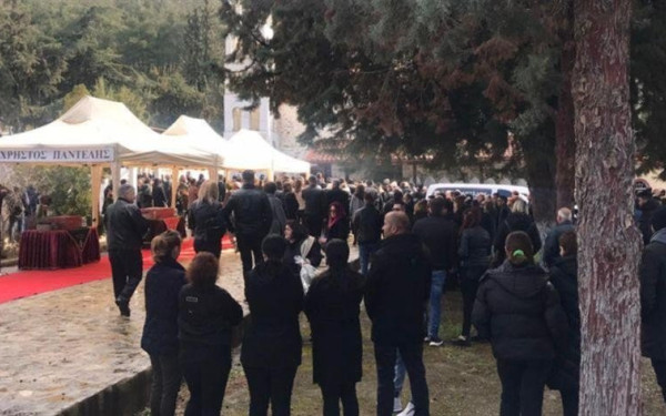 Θεσσαλονίκη: Αβάσταχτος πόνος στην κηδεία της Σοφίας Ταχματζίδου που σκοτώθηκε στα Τέμπη (βίντεο)