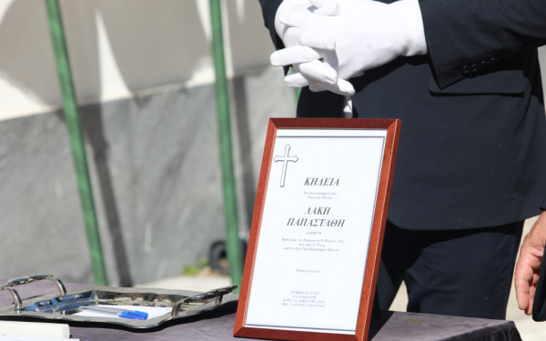 Λάκης Παπαστάθης: Το τελευταίο «αντίο» στον σπουδαίο σκηνοθέτη