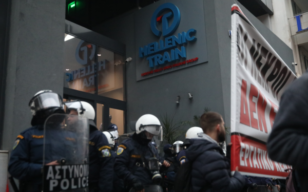 Στα γραφεία της Hellenic Train διαδηλωτές για δεύτερη ημέρα (φωτ.)