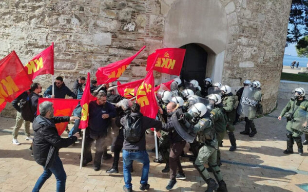 Επεισόδια στον Λευκό Πύργο μεταξύ δυνάμεων των ΜΑΤ και διαδηλωτών του ΚΚΕ (βίντεο & φωτ.)