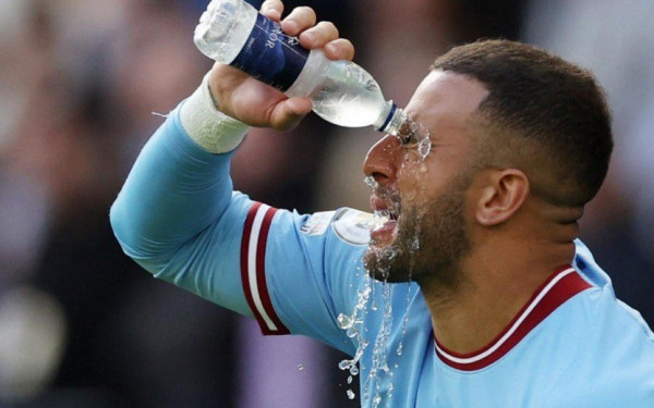 Αγγλία: Ο Κάιλ Γουόκερ μέθυσε, κατέβασε το παντελόνι του και θώπευσε γυναίκα (βίντεο)