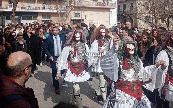 Νάουσα: Αναβίωσε και φέτος το έθιμο «Γενίτσαροι και Μπούλες» (Φωτ.) 