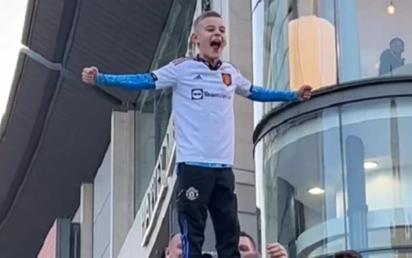 Ένας κόντρα σε όλους: Πιτσιρικάς οπαδός της Μάντσεστερ Γιουνάιτεντ τα έβαλε μόνος του με τους φίλους της Μπαρτσελόνα (βίντεο)